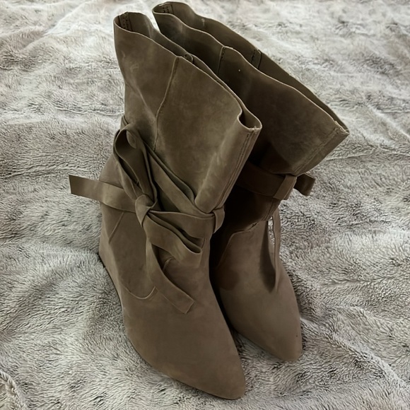 Taupe wedge booties 9.5 faux suede bow detail paper bag top Dalilah Shoe Dazzle - Picture 3 of 8